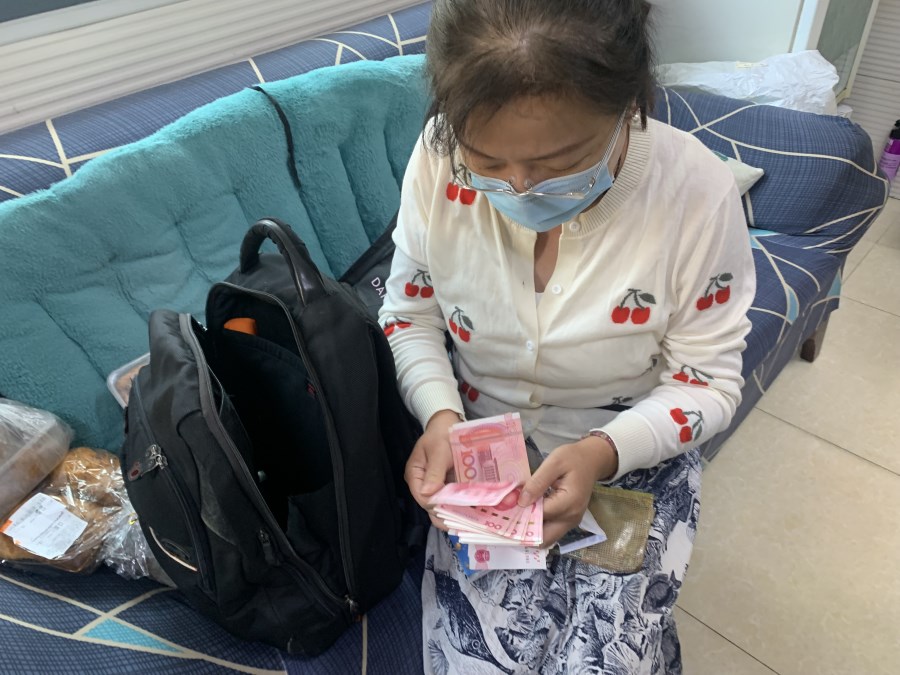 乘客大意落下錢(qián)包，公交司機(jī)拾金不昧如數(shù)歸還.jpg